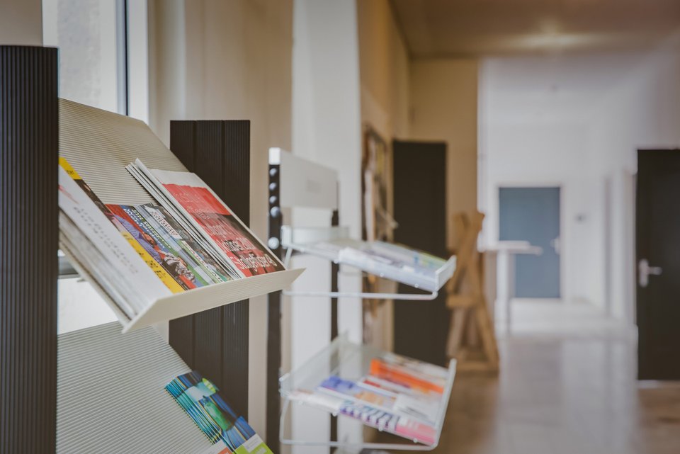 Zeitschriftenregale im Flur