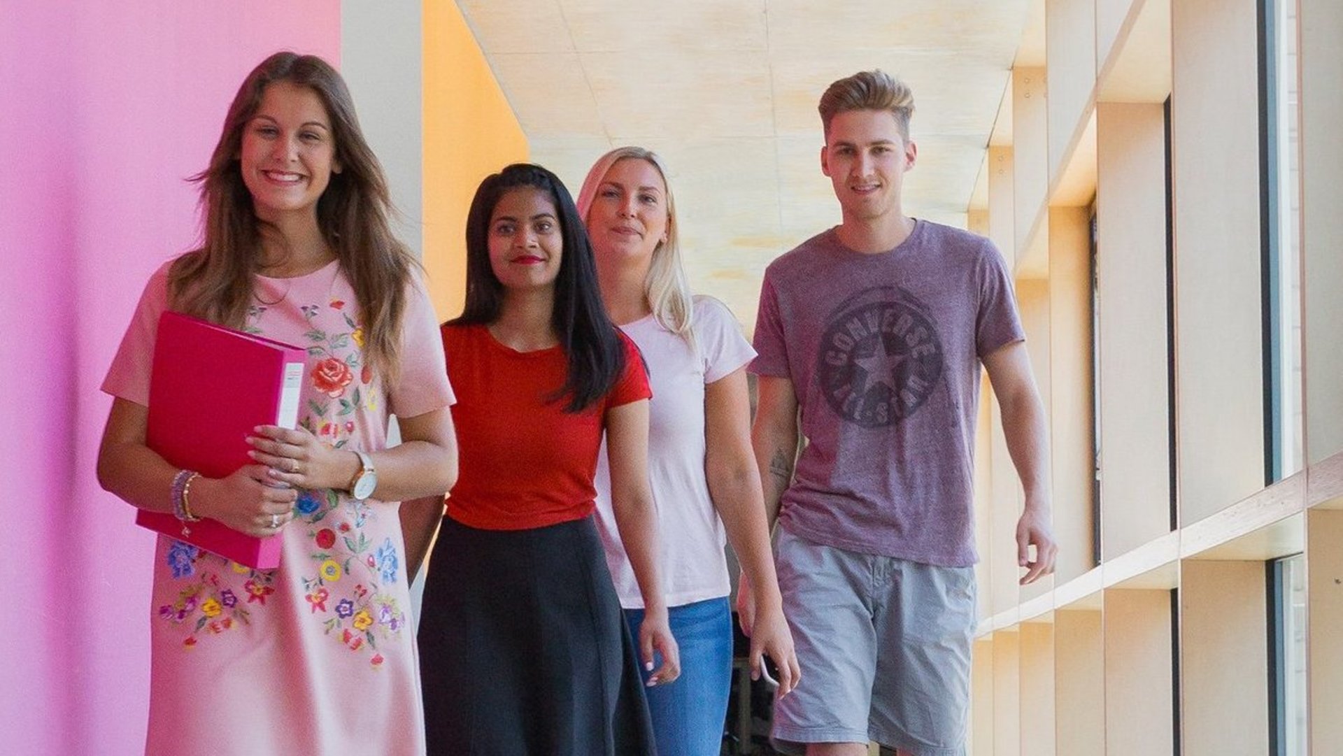 Studierendengruppe im Flur