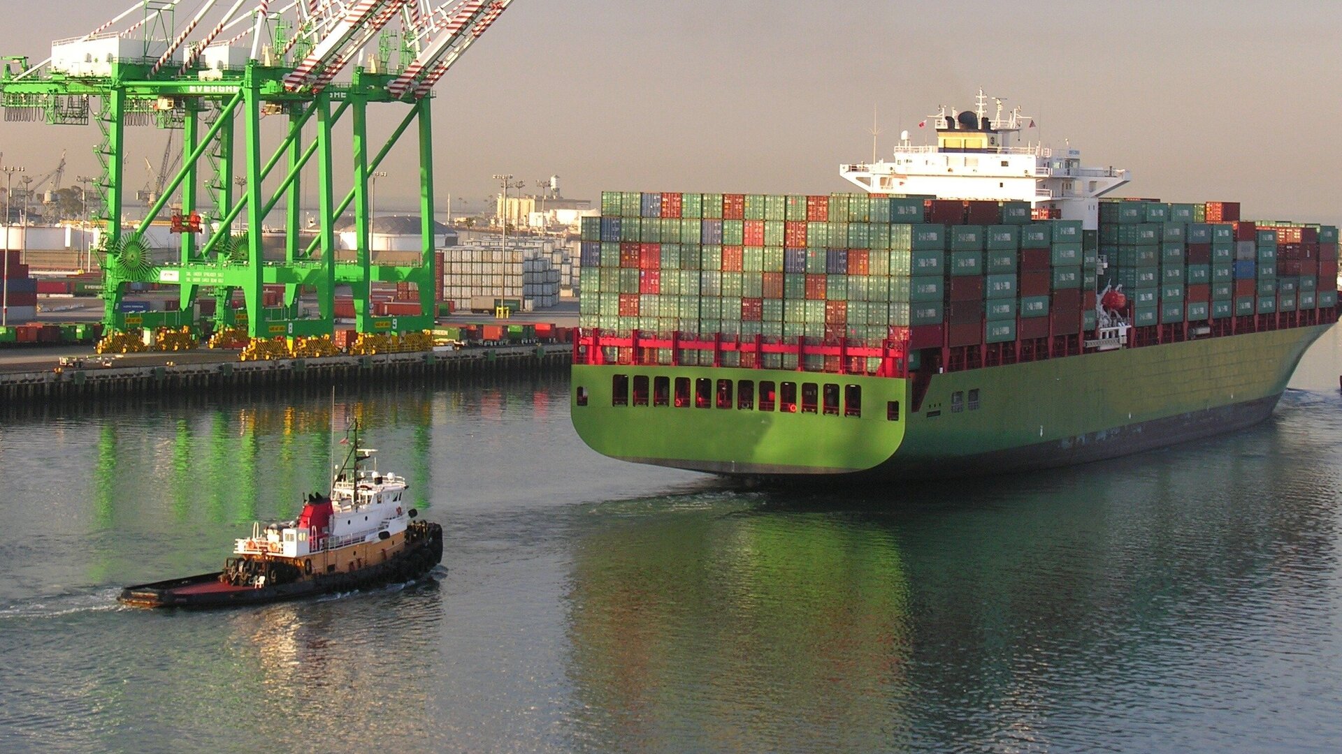 Containerschiff im Hafen