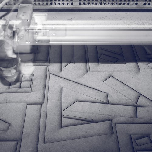 Laserschneider schneidet Teile aus Holzplatte aus