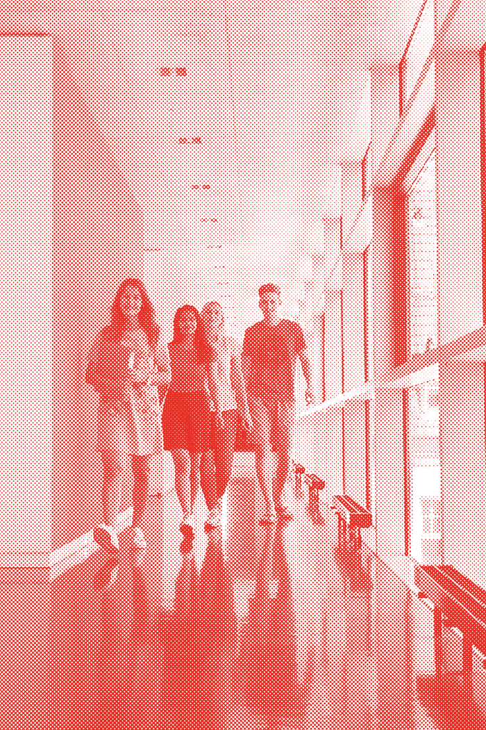 Vier Studierende gehen durch einen Flur der Hochschule