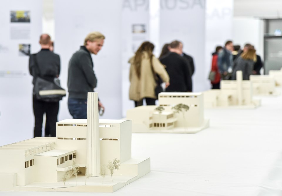 Architekturmodelle auf einem Tisch bei der Ausstellung