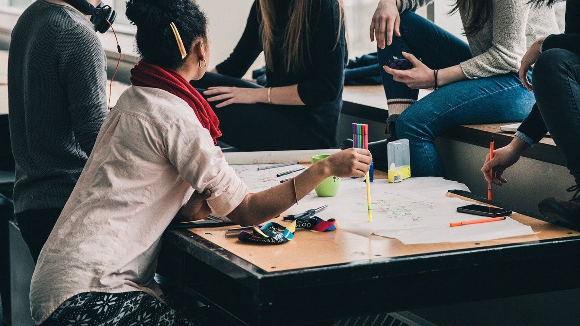 Fünf Studenten sitzen zusammen an einem Tisch