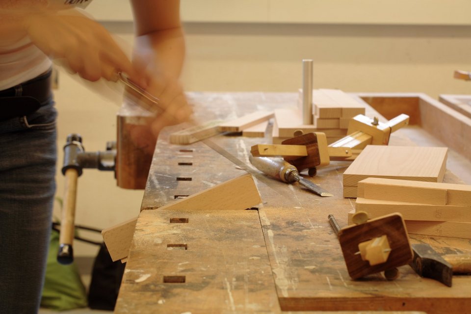 Holzbearbeitung an einer Werkbank