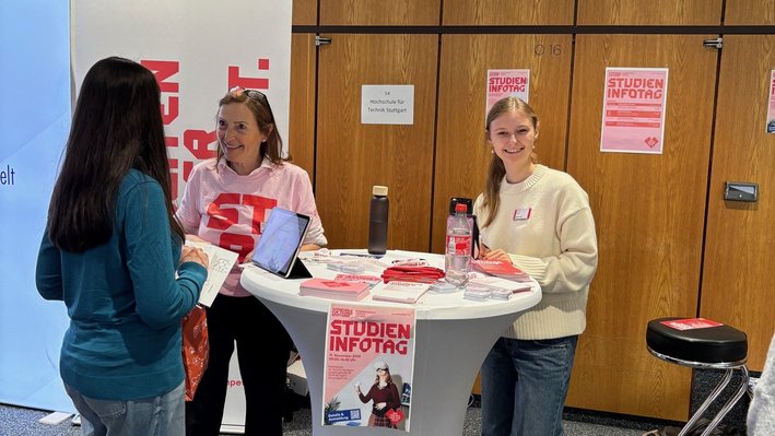 Messestand mit Studieninteressierten