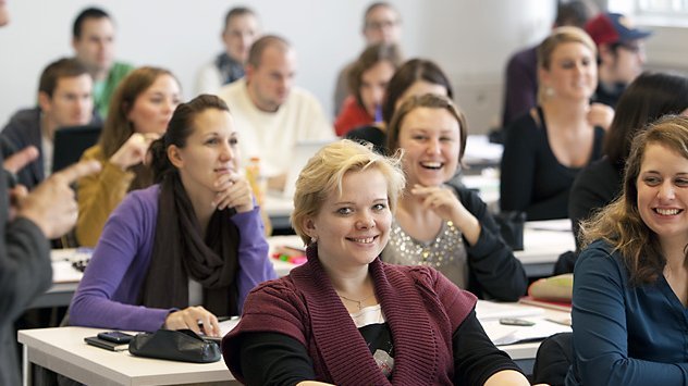 Dozentin und Studierende im Hörsaal