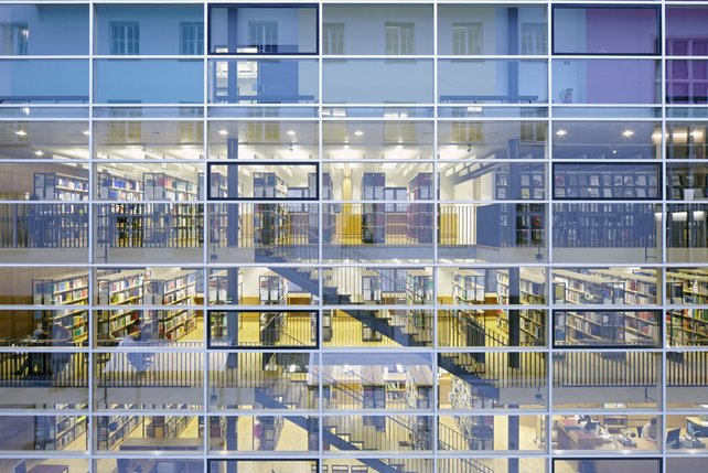 Sicht in die Bibliothek durch die Glasfassade 