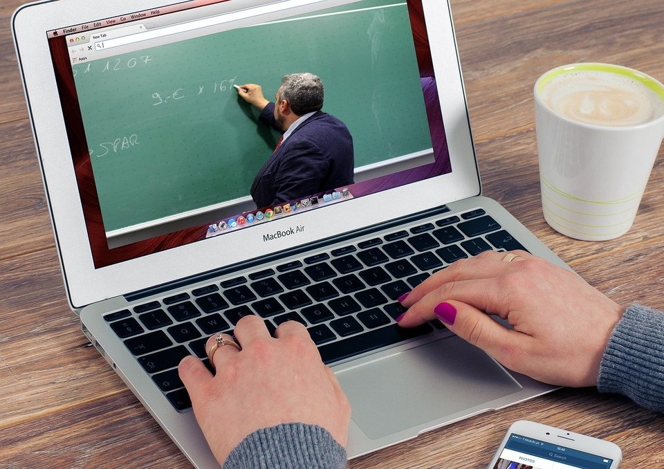 Eine Studentin schaut sich eine Online-Vorlesung an
