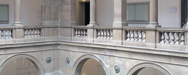 Die Säulen und Geländer des HfT-Gebäudes