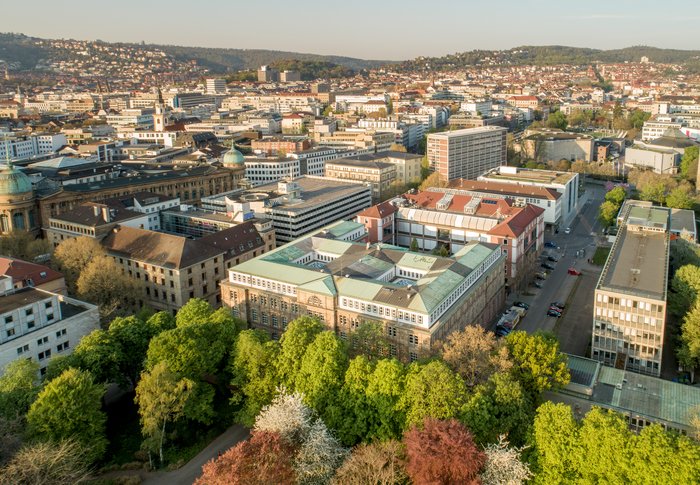 Zu sehen ist der Campus der Hochschule als Luftbild vom Stadtgarten Richtung Liederhalle