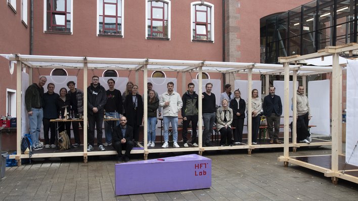 Gruppenportrait der Teilnehmenden am Wahlpflichtfach Wood Joints Reloaded