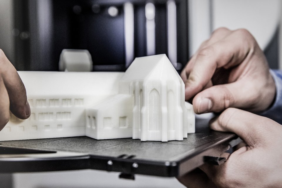 Hände an 3D-gedrucktem Modell