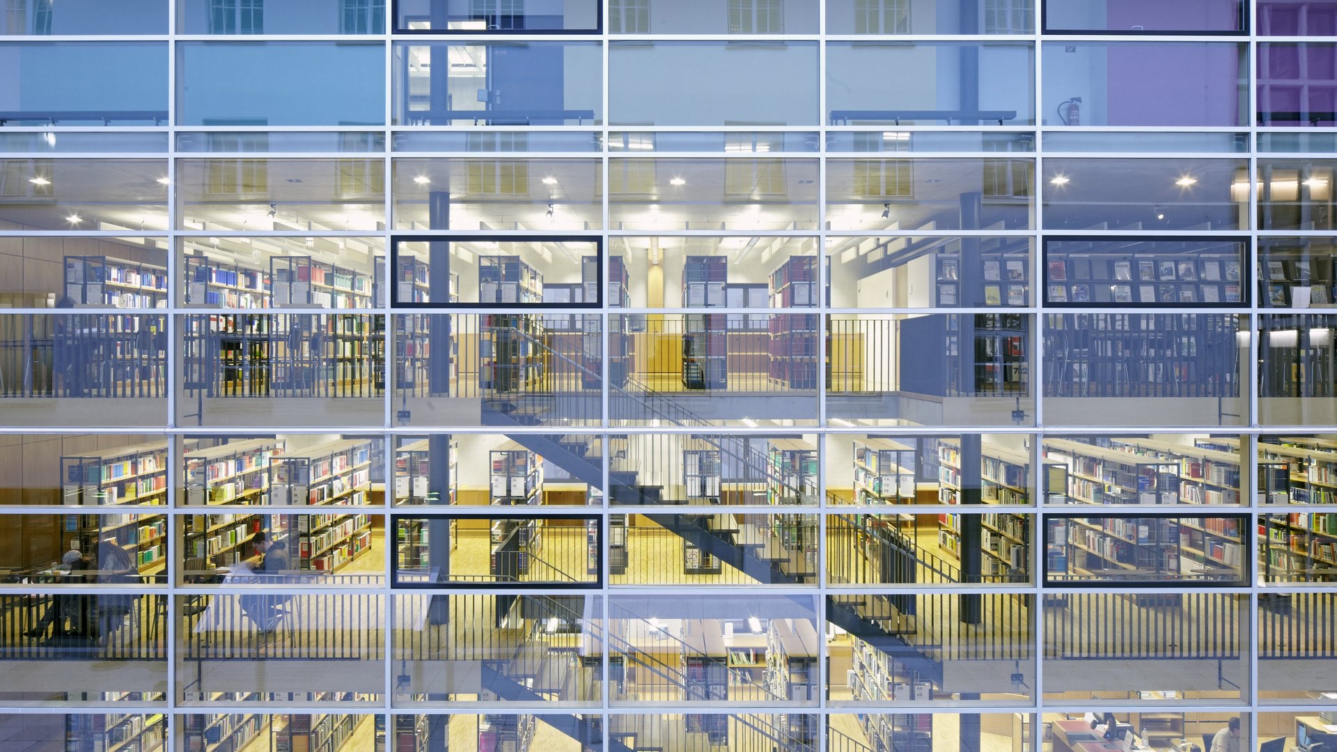 Glasfront der Bibliothek bei Tag