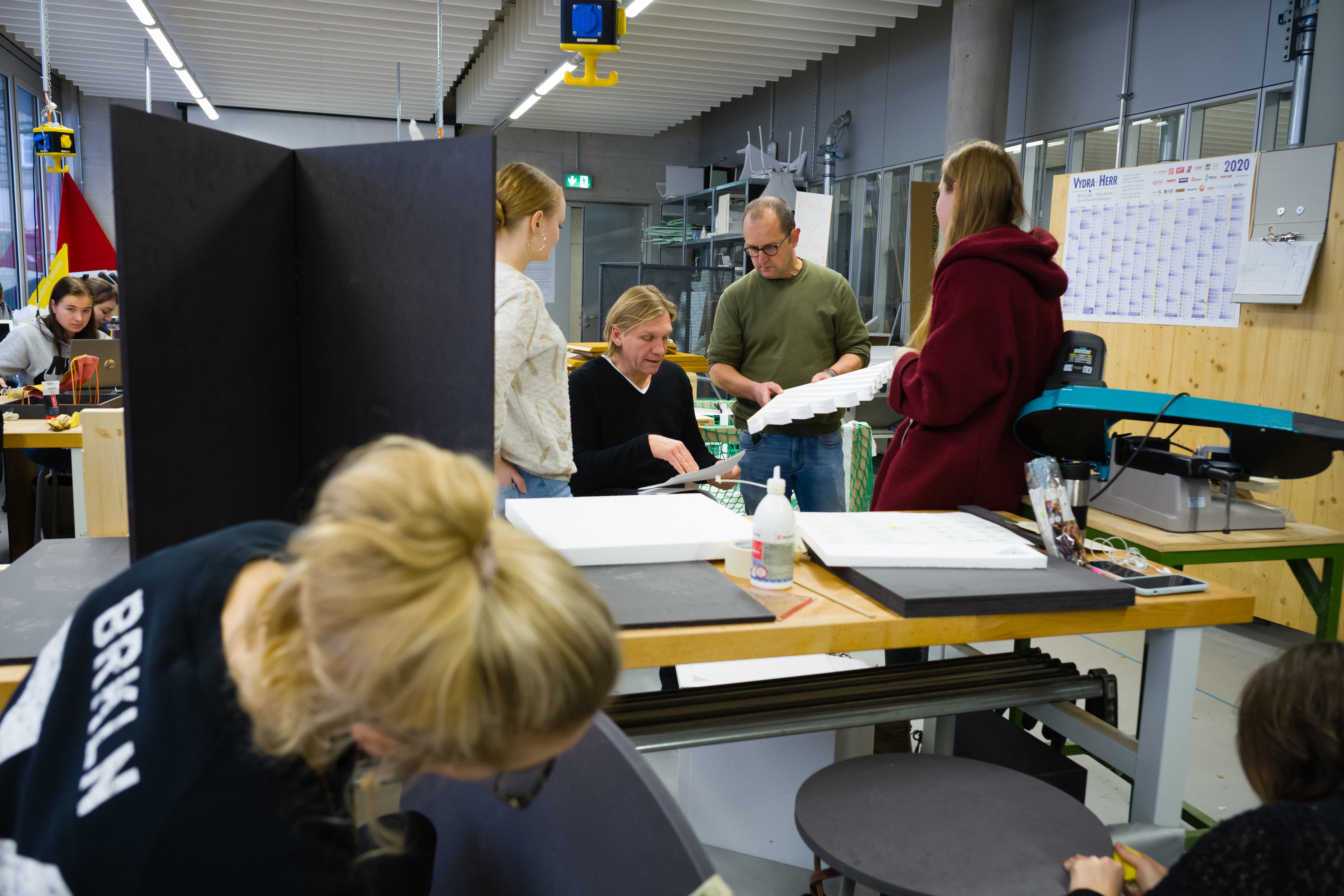 Eine Besprechung zwischen Studierenden und Lehrenden in der Werkstatt