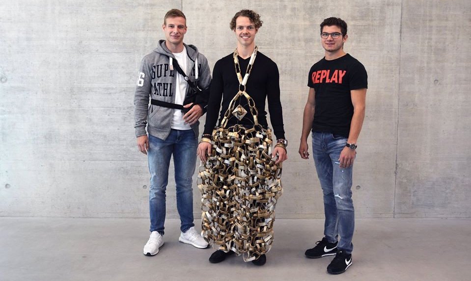 Drei Studierende präsentieren Kleider aus Papier 