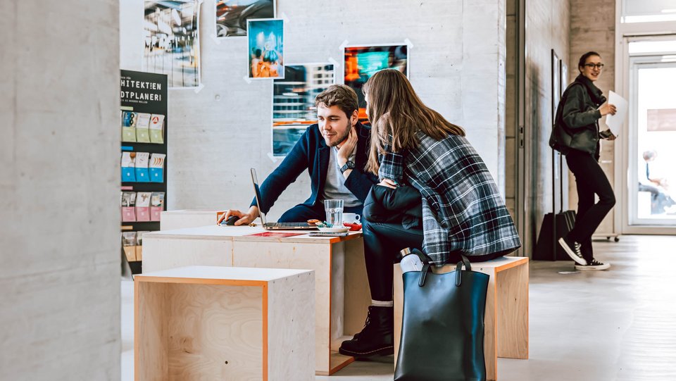 Studierende im Gespräch im Fakultätsbau