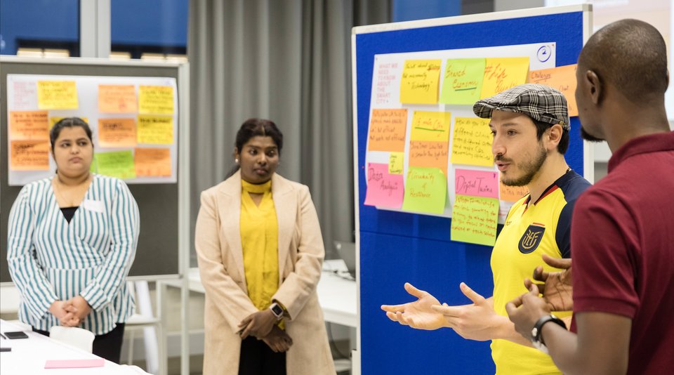 Präsentation von Studierenden. Von links nach rechts: Tirtha Mandhle, Pavithra Arumugam, Juan Sardi Barzallo, Mohammed Aliyu Bobbori