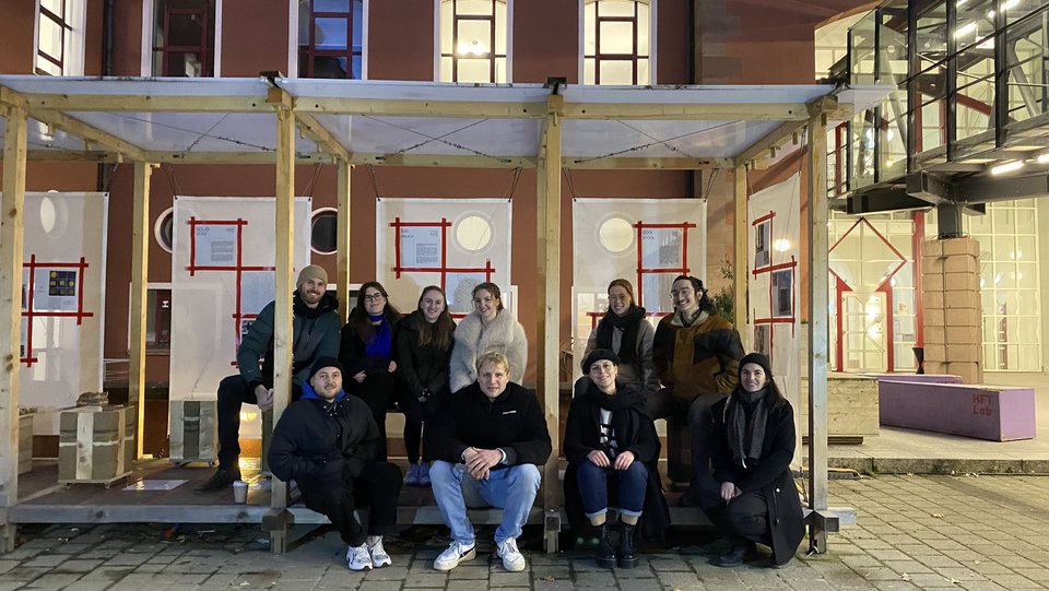 Gruppenfoto vor der Ausstellung