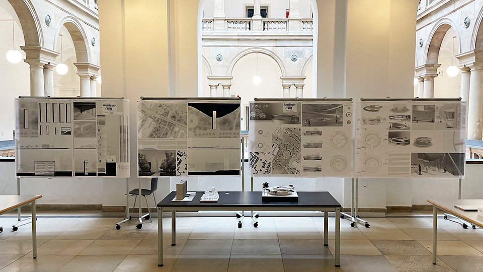 Plaene und Modelle in einer Ausstellung