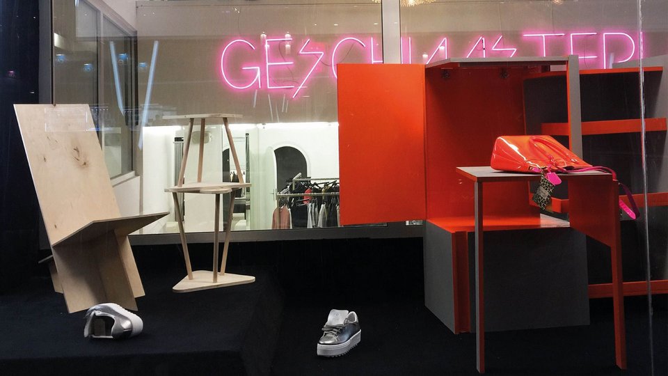 Ausstellung in einem Modegeschäft mit Stühlen, die von Bachelor Studierenden gestaltet wurden