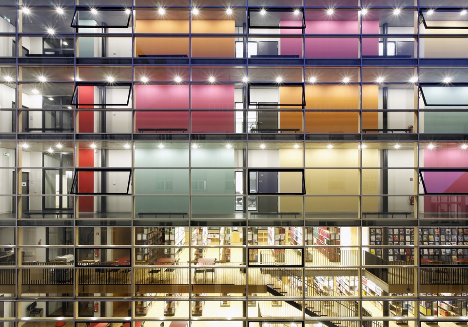 Blick durch eine transparente Fassade der Hochschule