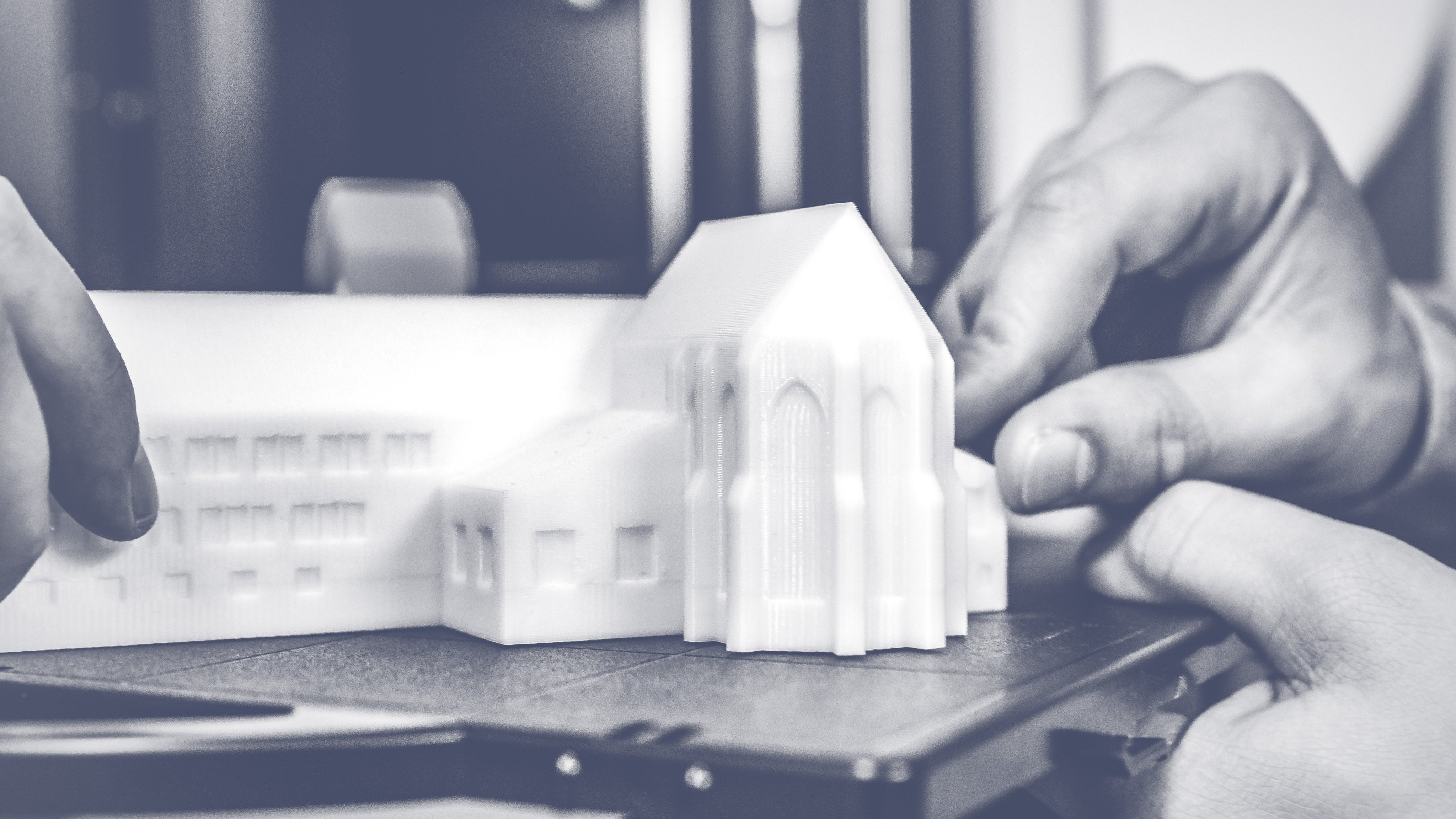 Hände an 3D-gedrucktem Modell