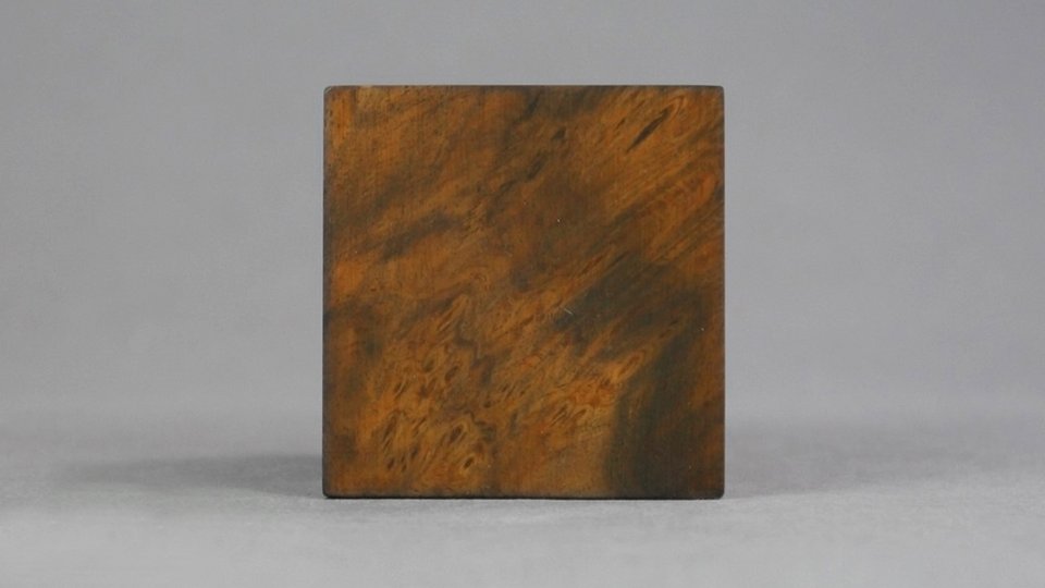 Materialwürfel aus Nussbaumholz