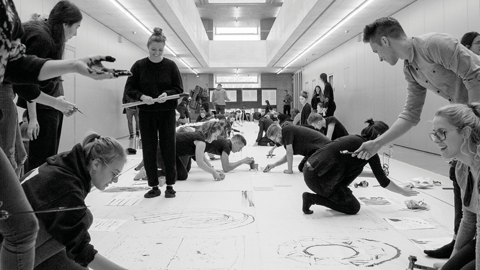 Studierende am Zeichnen im Fakultätsgebäude