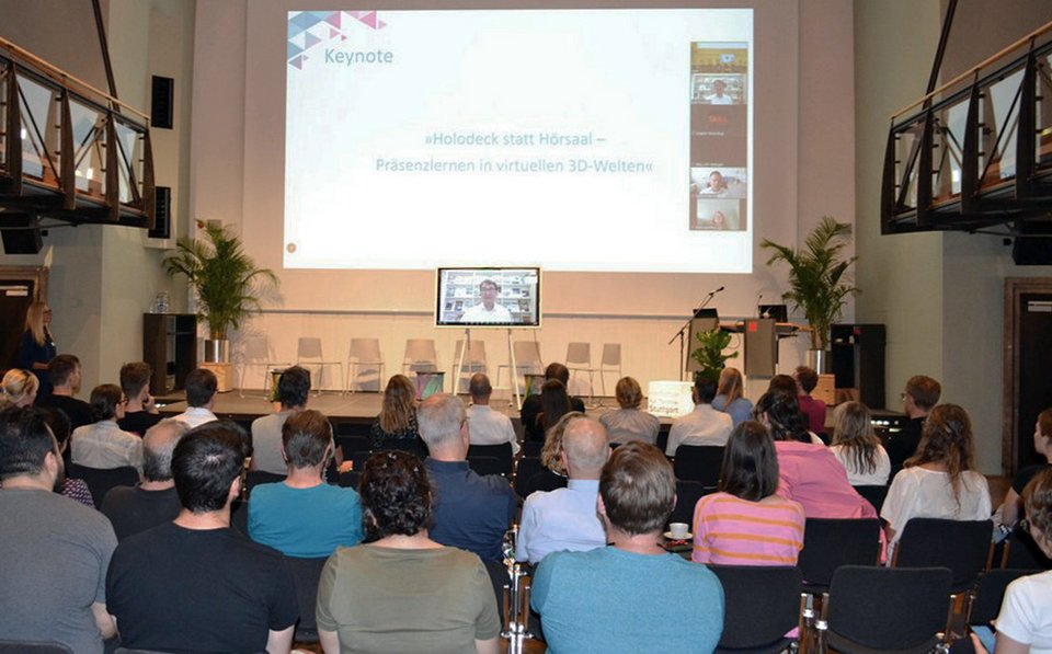 Gaeste und Buehne in der Aula bei der Veranstaltung 