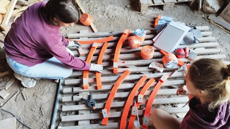 Studierende beim Bauen der Schaukeln 