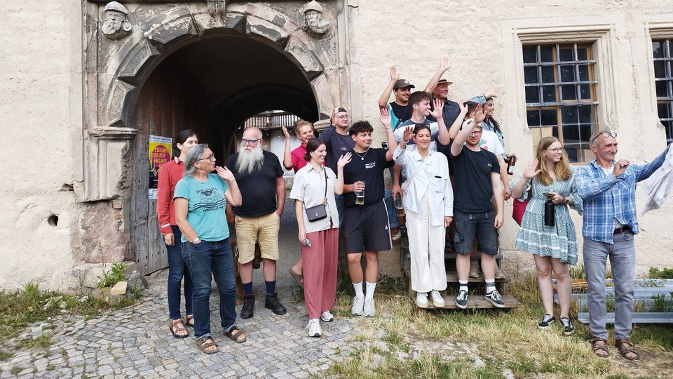 Gruppenportrait vor dem Schloss Kannawurf