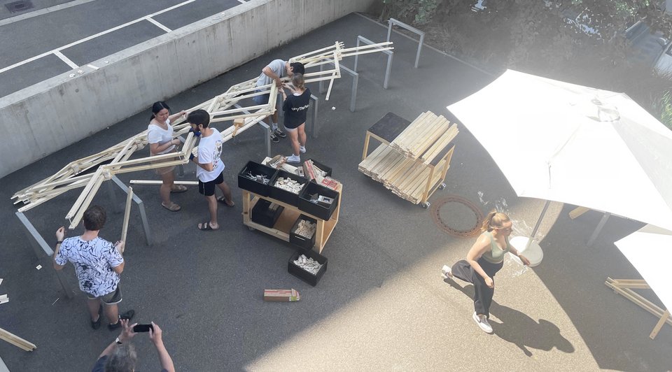 Work-in-Progress für den Pavilllionbau vor dem Fakultätsgebäude