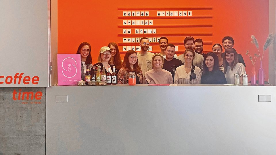 Studierende mit Professorin, die das Café Cre8 führen und ins Leben gerufen haben