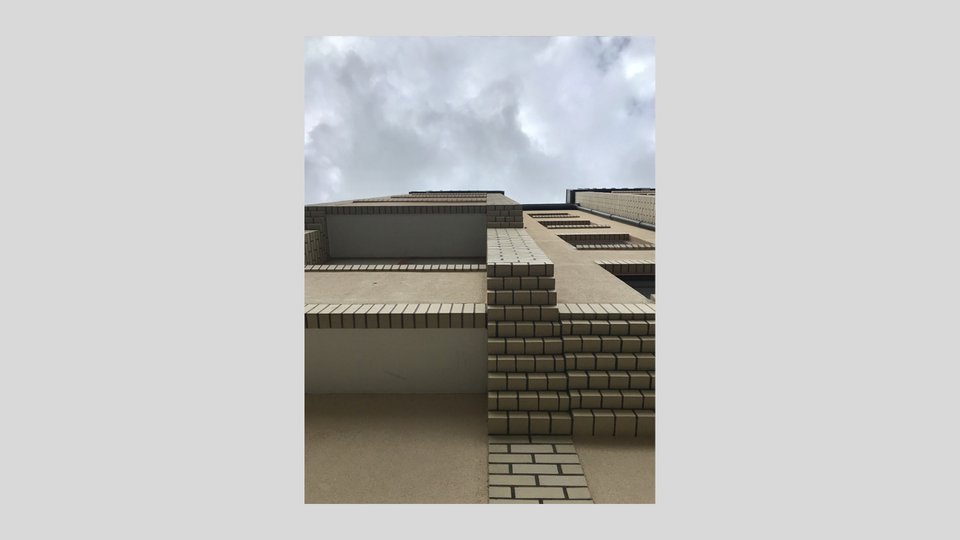 Architekturfotografie einer Hausfassade mit Blick in den Himmel 
