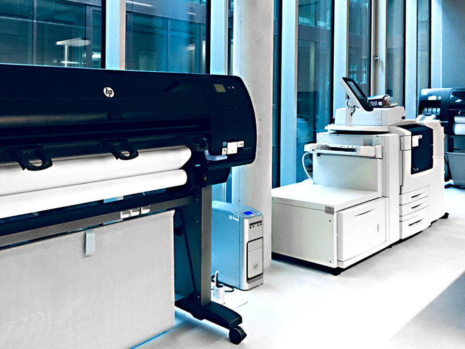 Plotter im Plotraum 