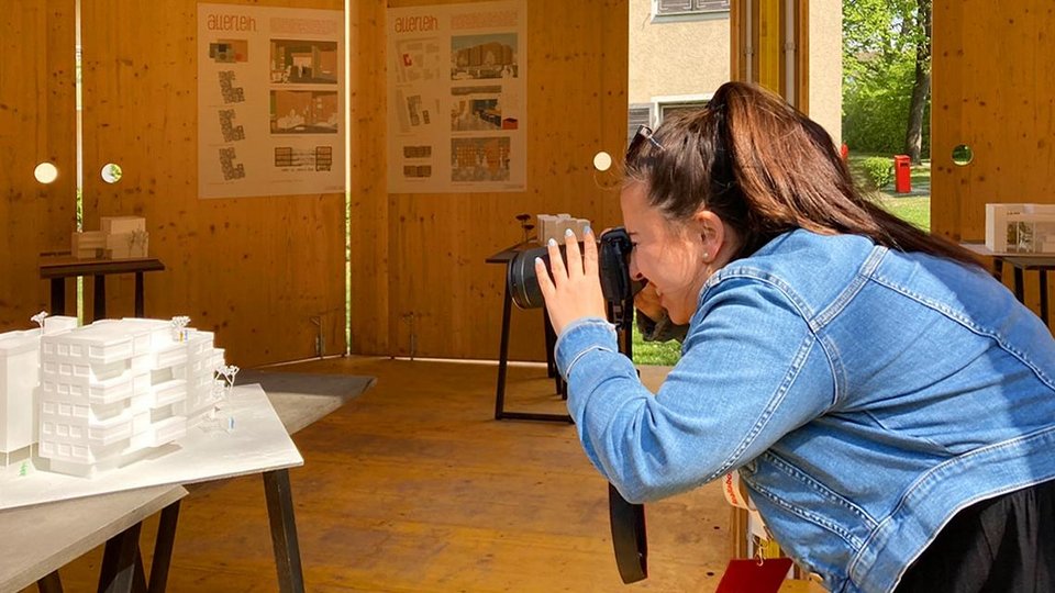 Studierende fotografiert ausgestelltes Modell 