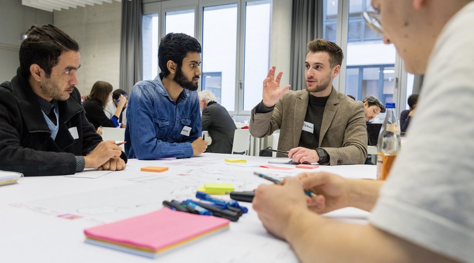 Studierende und Expert:innen im Gespräch. Von links nach rechts: Khaled Elwan, Amaan Shaik, Jonah Scheible, Timothy Fuller 