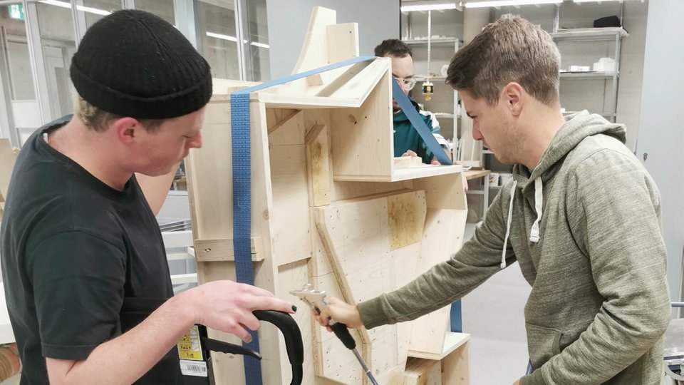 Studierende bei der Projektarbeit in der Werkstatt