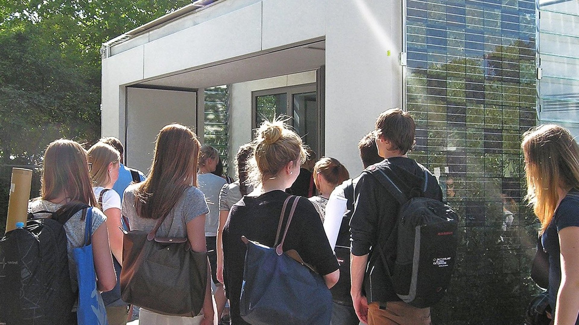 Studierende stehen vor dem Solar Decathlon Haus 
