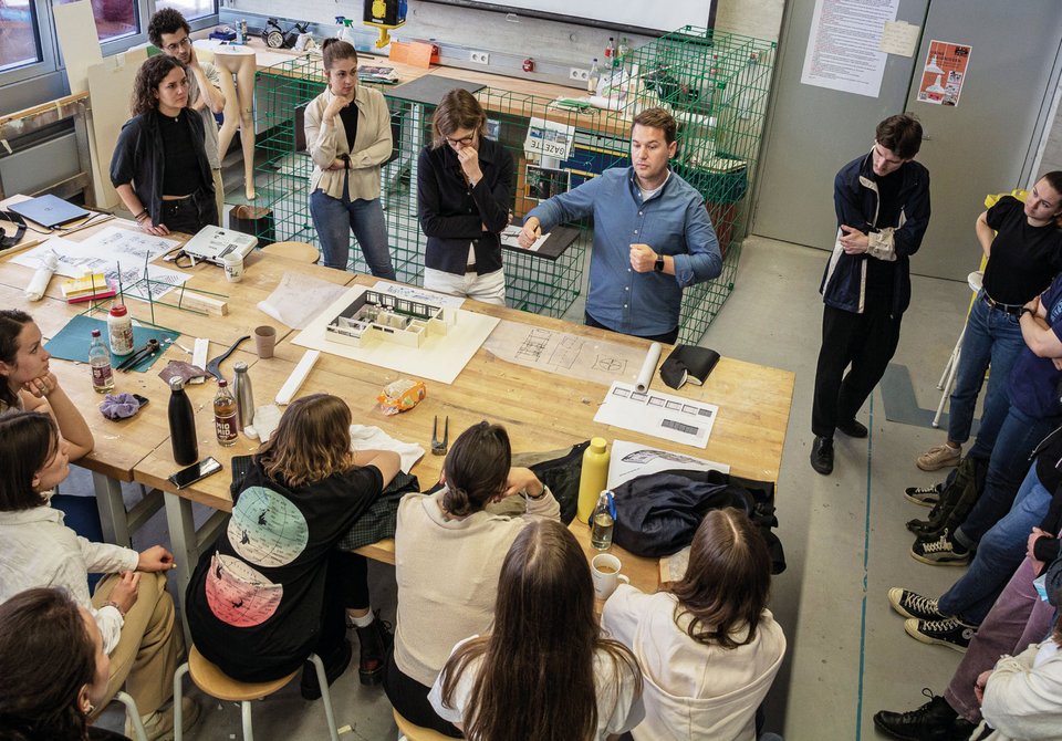 Projektbesprechung mit Professor:innen und Studierenden