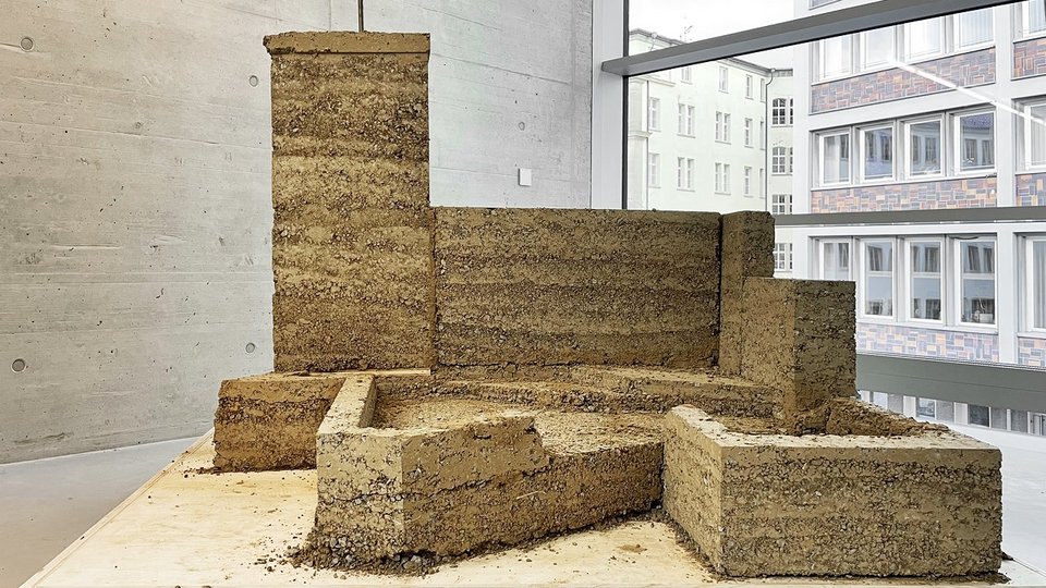 Bauen mit Naturmaterialien – Abbildung einer komplexen Architektur aus Stampflehm