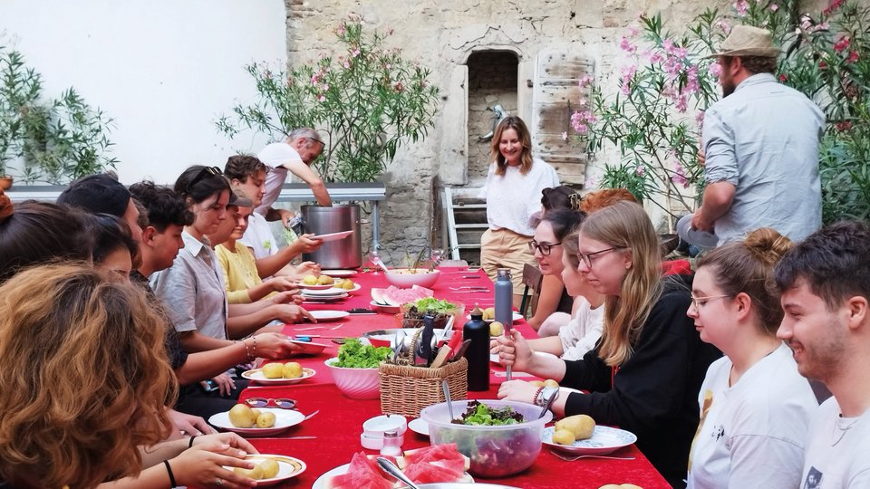 Gemeinsames Essen im Hof des Schlosses Kannawurf