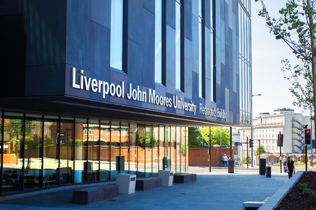 Außenbereich der Liverpool Business School