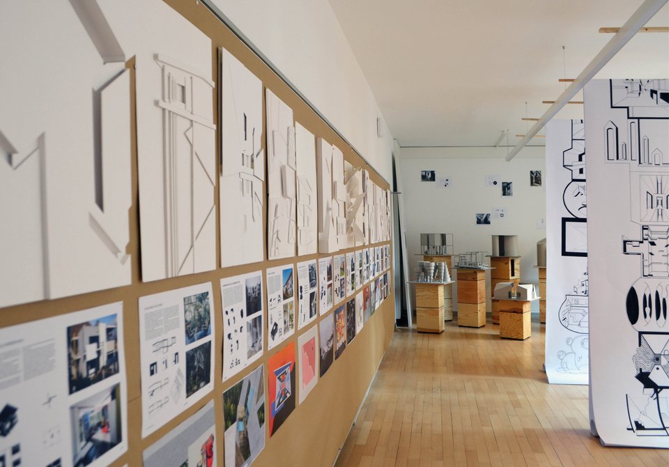 Raumansicht der Ausstellung mit diversen Exponaten