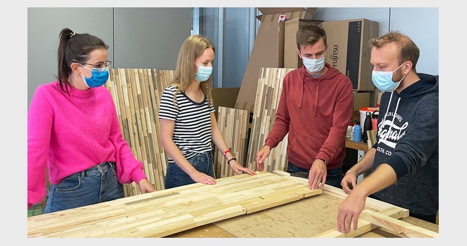 Vier Studierende beim Fassadenbau in Werkstatt
