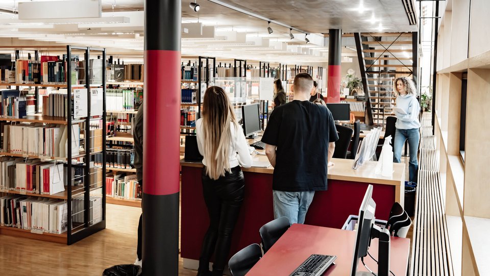 Studierende in der Bibliothek der HFT Stuttgart