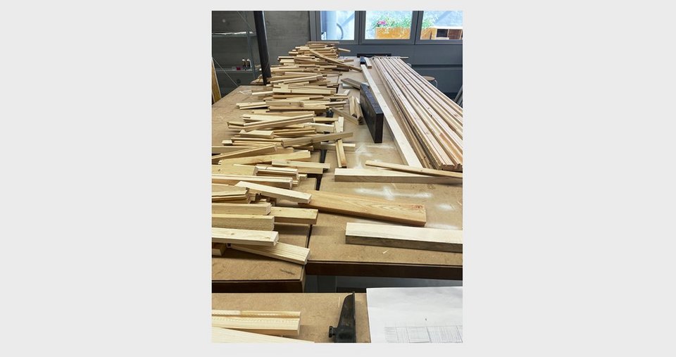 Holzstuecke auf Tischen in der Werkstatt 