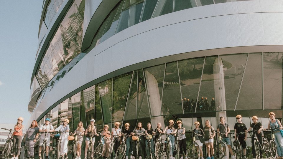 Gruppenbild vor Mercedes-Benz Museum