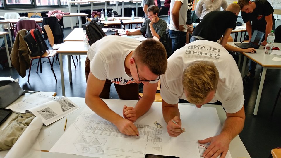 Zwei Studierende arbeiten an einer Zeichnung