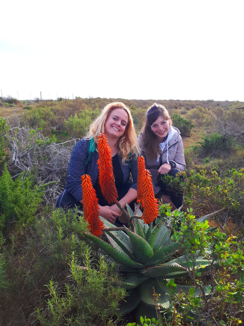 Zwei Studentinnen in der Natur in Südafrika
